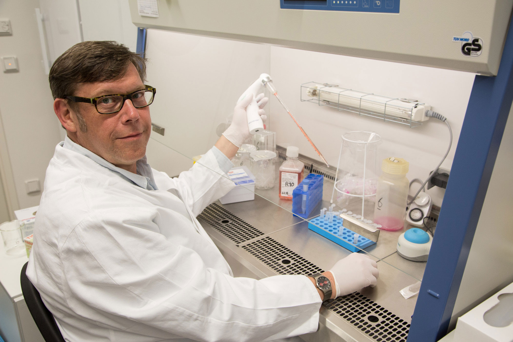 Prof. Dr. Christian Pilarsky im Labor.