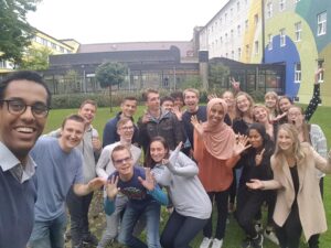 Gruppenbild mit jungen Menschen, die vor der Kamera rumalbern.