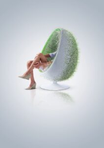 Eine Frau sitzt in einem Urtikaria-Nessel-Sessel.