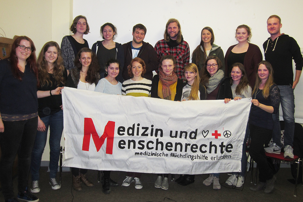 Gruppenbild von Studierenden, die ein Banner mit der Aufschrift "Medizin und Menschenrechte" in die Höhe halten.