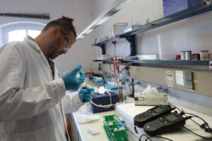 Dr. Alexander Frank im Labor.