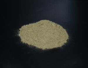 Mikrokapselpulver auf schwarzer Unterlage.