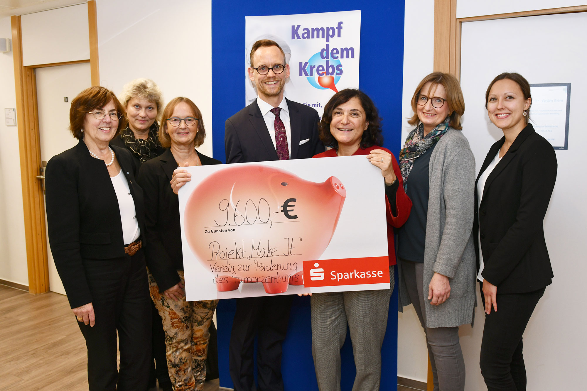 Gruppenfoto bei Spendenübergabe