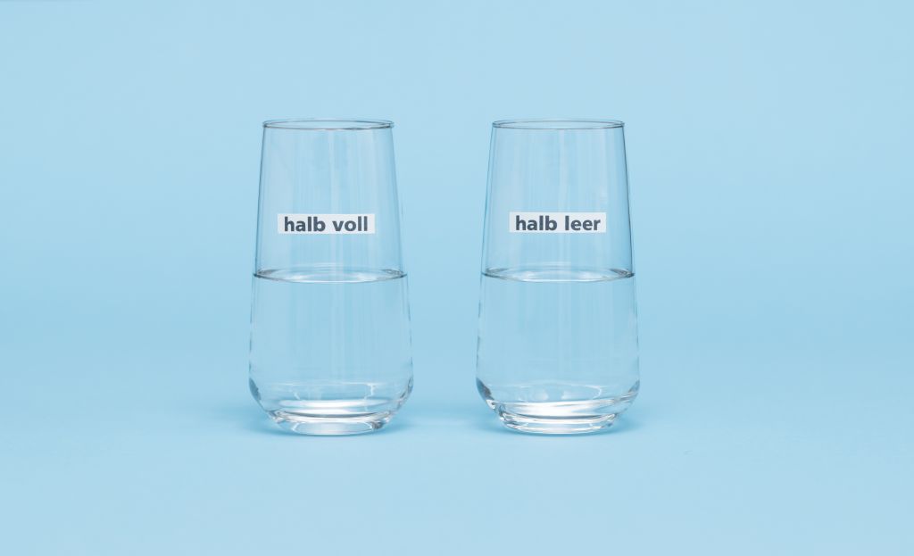 Zwei gleich befüllte Gläser