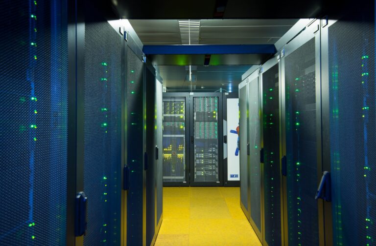 Emmy und Meggie, zwei FAU-Supercomputer