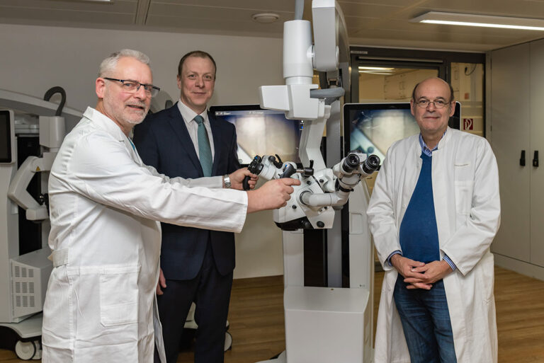 Hochmodernes OP-System für Neurochirurgen