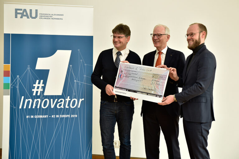 Spende an Universitätsbund übergeben