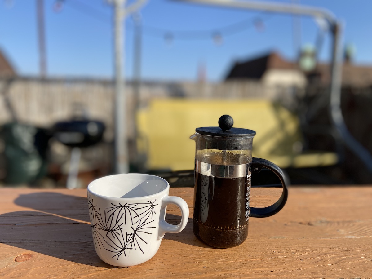 Kafeetasse auf Balkon