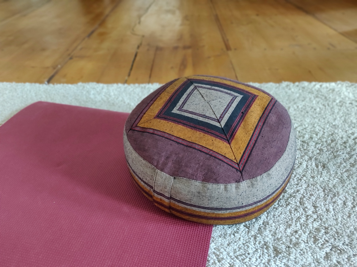 Meditationskissen auf Yogamatte