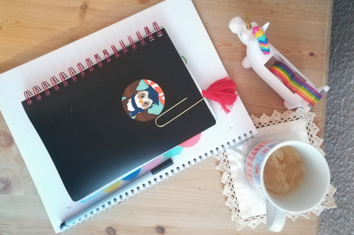 Schreibtisch, Notizzeug, Kaffe