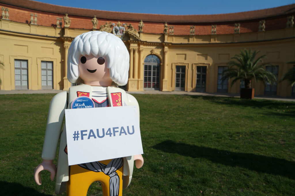 Playmobil-Friedrich mit FAU4FAU-Schild
