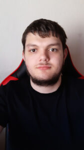 Ein Selfie von einem Mann in schwarzem T-Shirt.