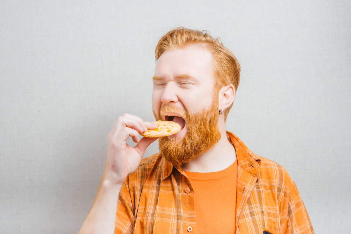 Mann probiert Keks