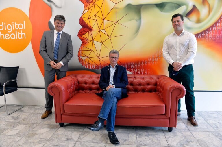 Wissenschaftsminister Bernd Sibler zu Besuch am KI-Gesundheitsknoten Erlangen