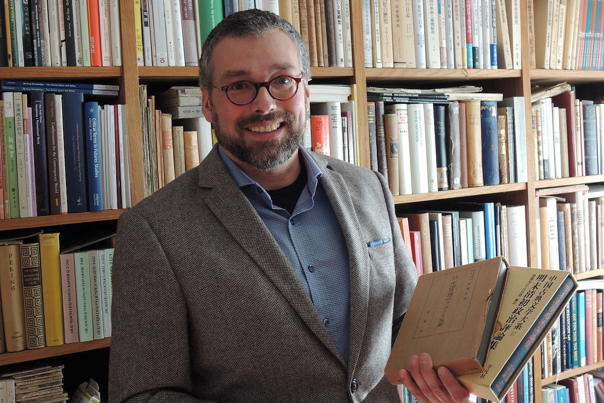 Marc Matten vor Bücherregal