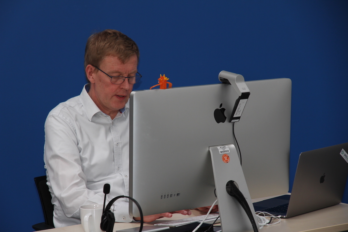 Professor vor Computer