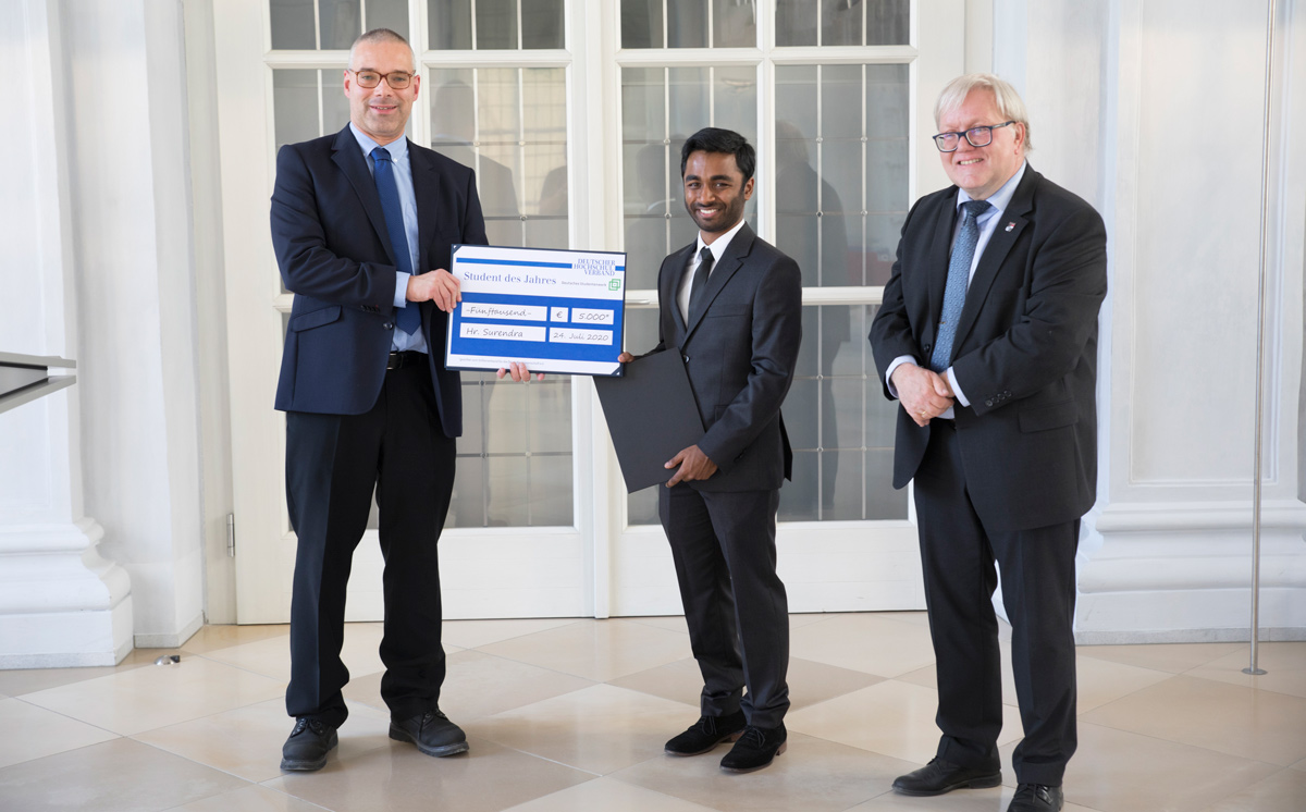 Gruppenbild bei Spendenübergabe.