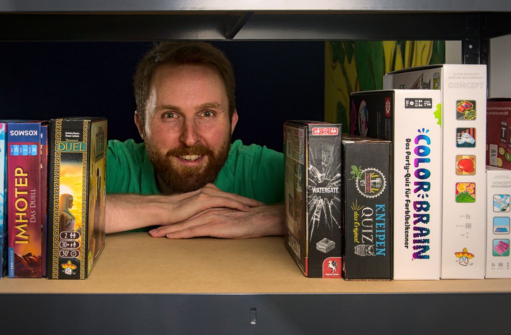 FAU-Alumnus Daniel Rothenbücher eröffnete im Mai 2020 das erste Spiele-Café Erlangens: Den "Würfelbecher". (Bild: Florian Meister)