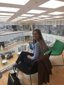 Studentin in Blibliothek