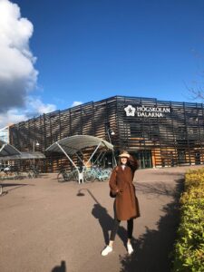 Studentin vor Uni-Gebäude in Schweden
