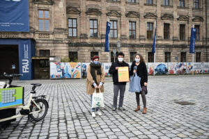 2. Platz: Smart City Greens: v.l.: Fee Breunig (Jurymitglied), Martin Knöfel (Team Smart City Greens), Janina Baumbauer (Stadt Erlangen)