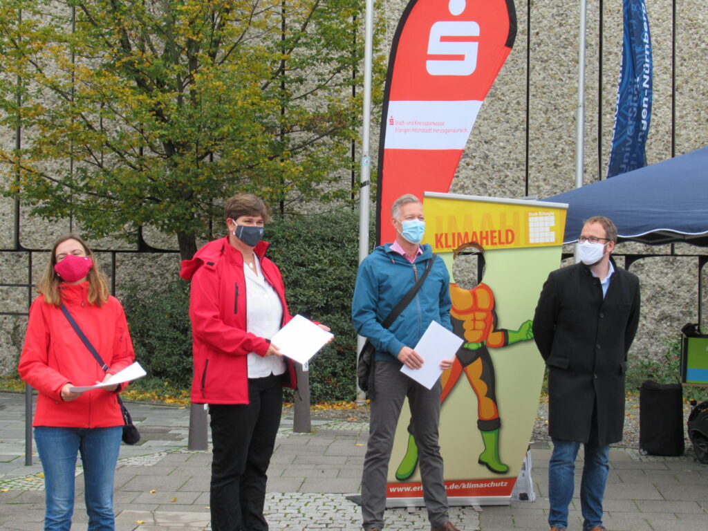 Gruppenbild bei Urkundenübergabe.