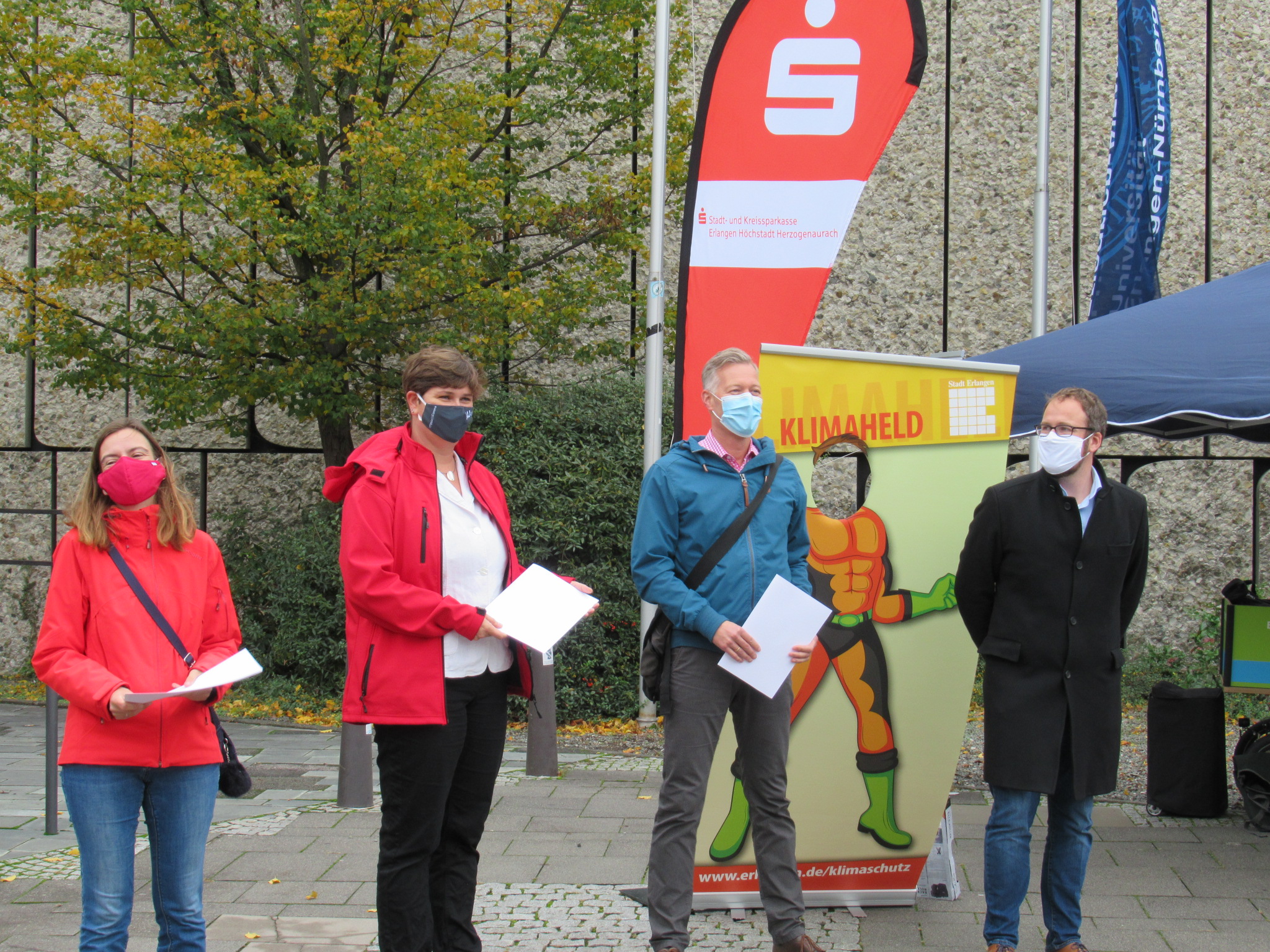 Gruppenbild bei Urkundenübergabe.