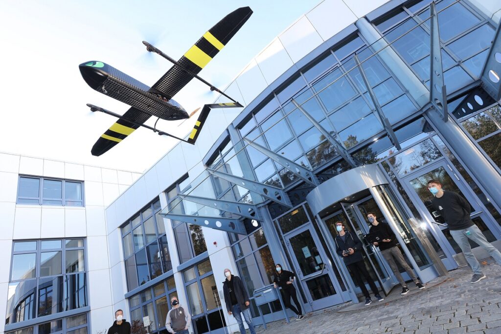 Das Studierenden-Team mit ihrem Flugzeug.