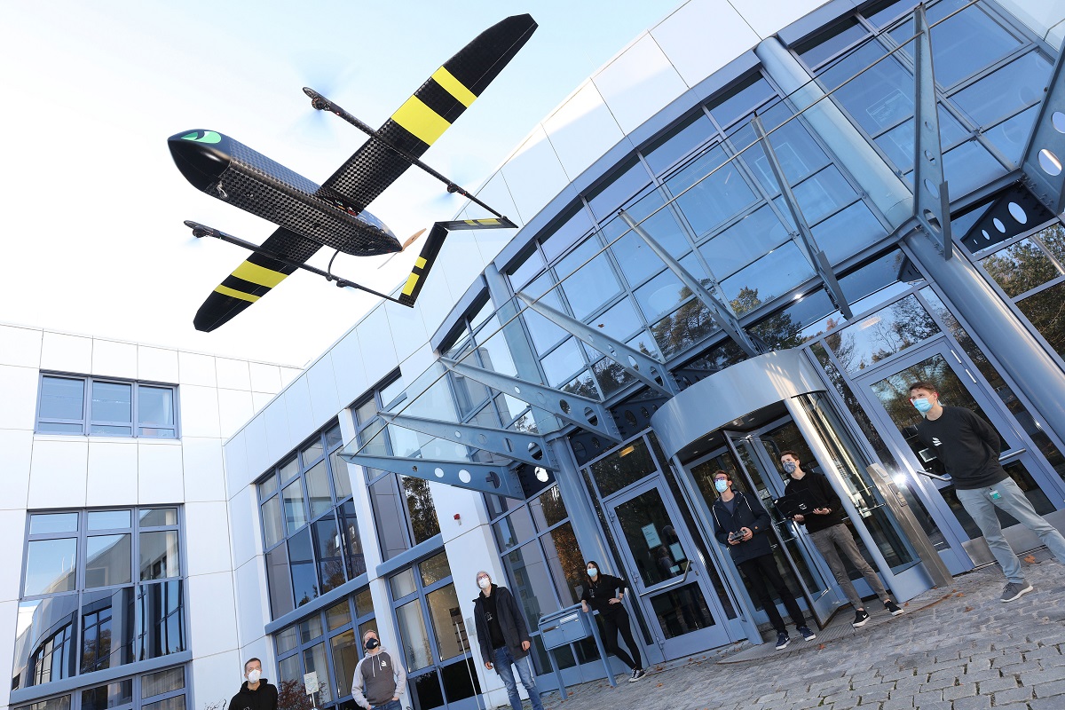 Das Studierenden-Team mit ihrem Flugzeug.