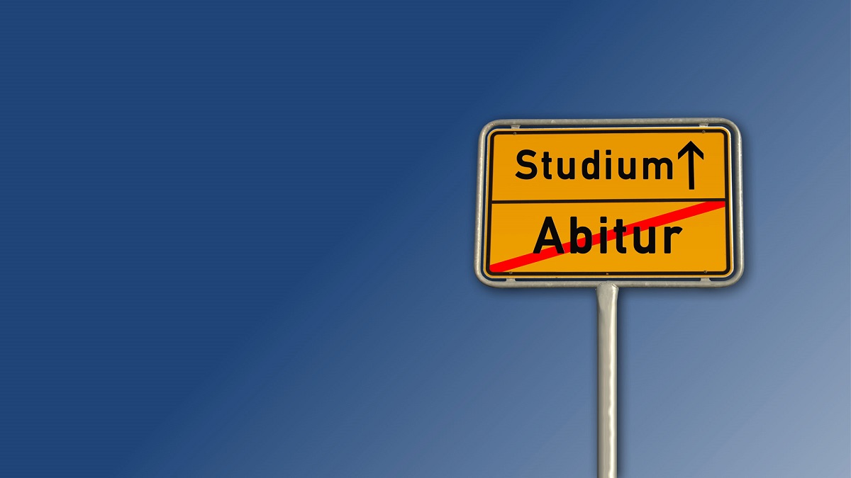 Auf einem Ortsschild ist das Wort Abitur durchgestrichen, ein Pfeil zeigt in RIchtung Studium.
