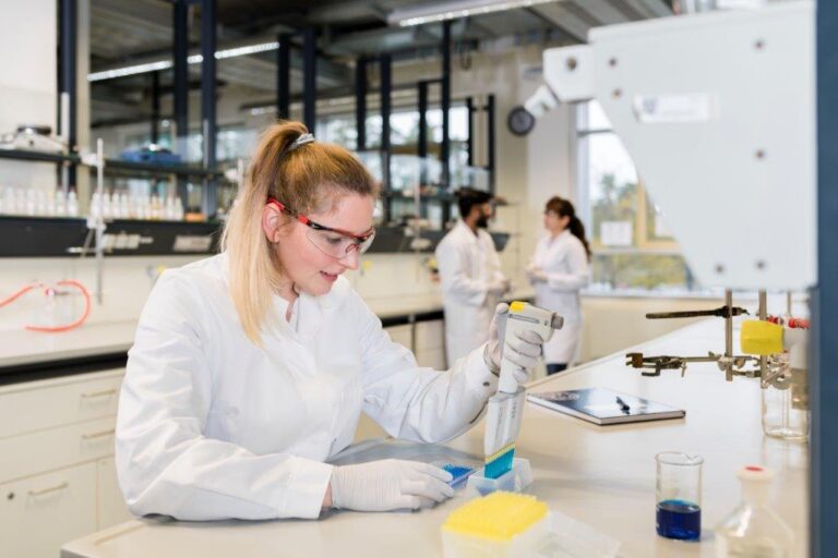 FAU punktet mit Materialwissenschaften und Chemie