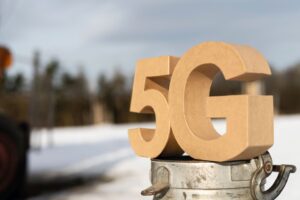 5G als Pappfigur auf einer Milchkanne.