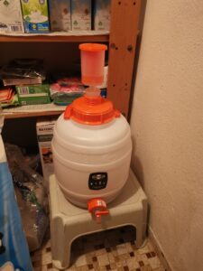 Plastikbottich in Abstellkammer