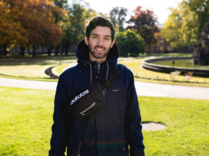 Student trägt FAU-Tasche