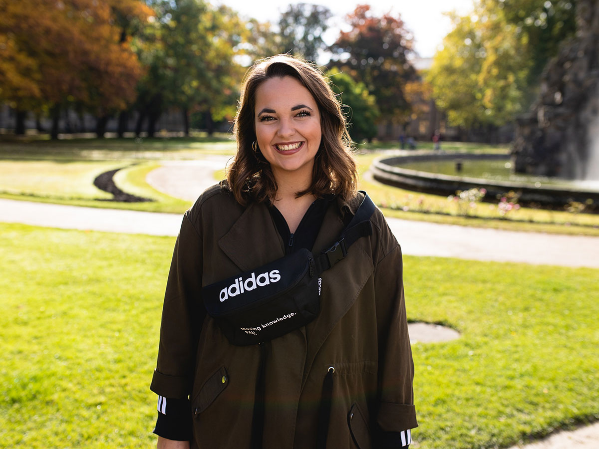 Studentin trägt FAU-Tasche