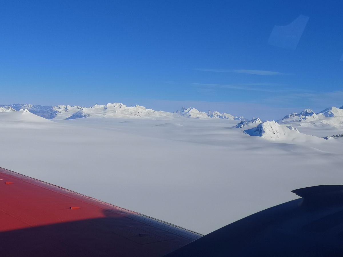 Panoramafoto vom Gletscher, am unten Rand sieht man einen Teil des Flugzeugs.