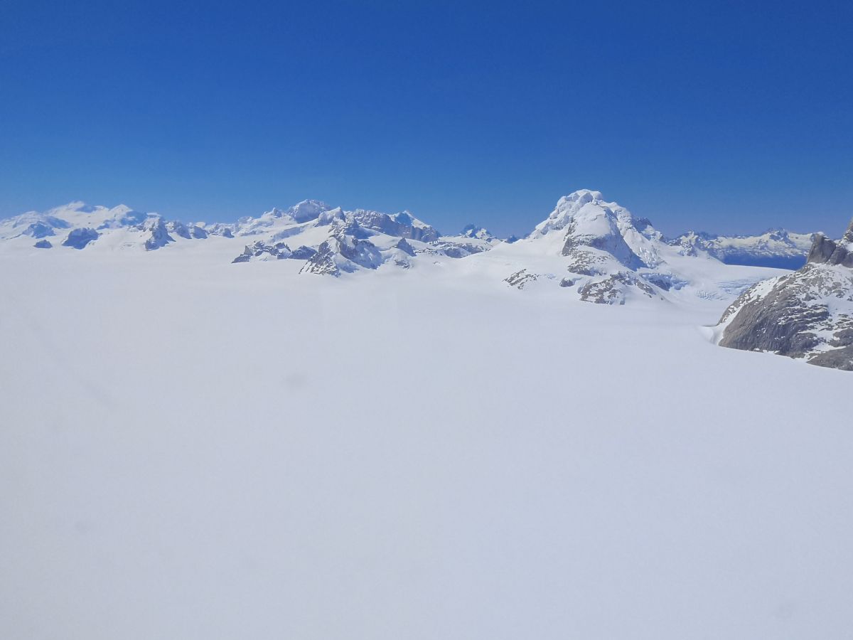 Panoramafoto vom Gletscher, aus dem Flugzeug fotografiert.