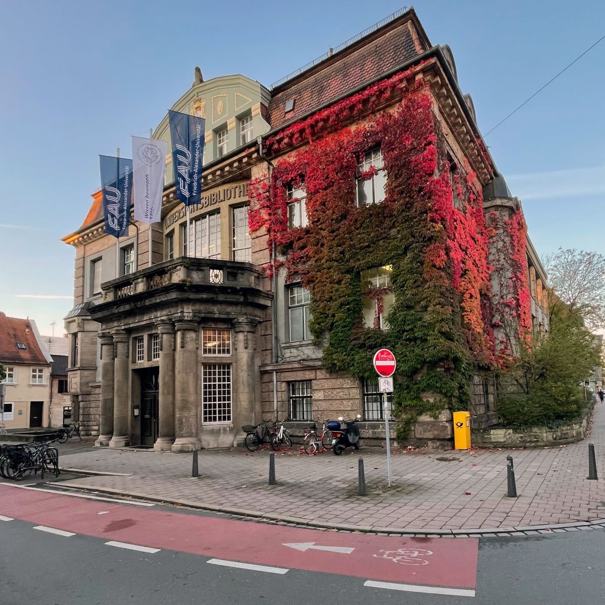 Alte Bibliothek mit Herbstlaub