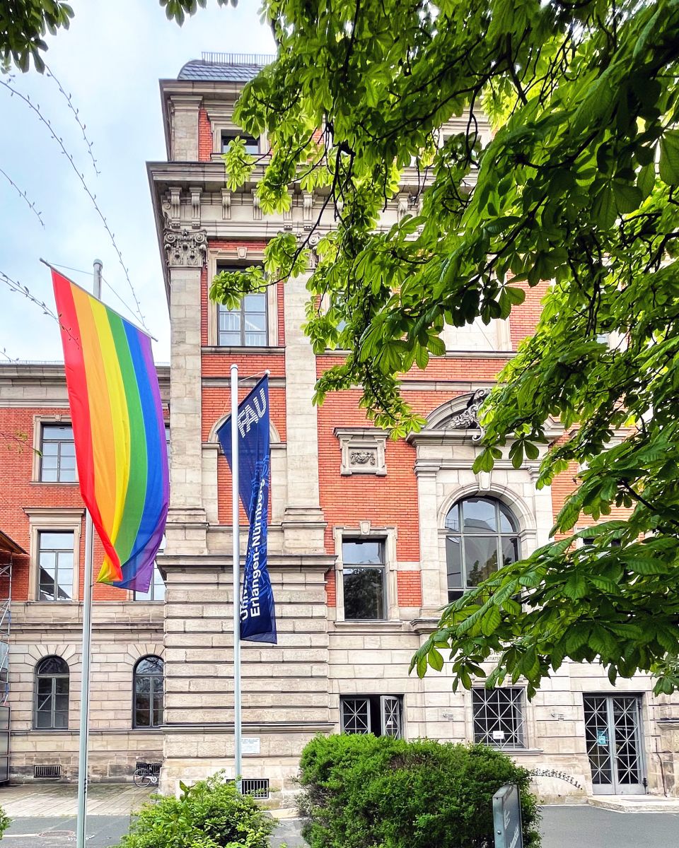 Kolleginenhaus mit Regenbogenflagge