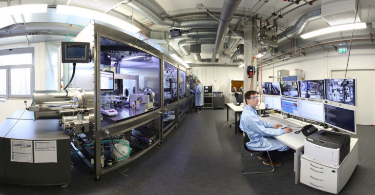 FAU-Forschungsteam entwickelt Design für ultralanglebige Perowskit-Solarzellen