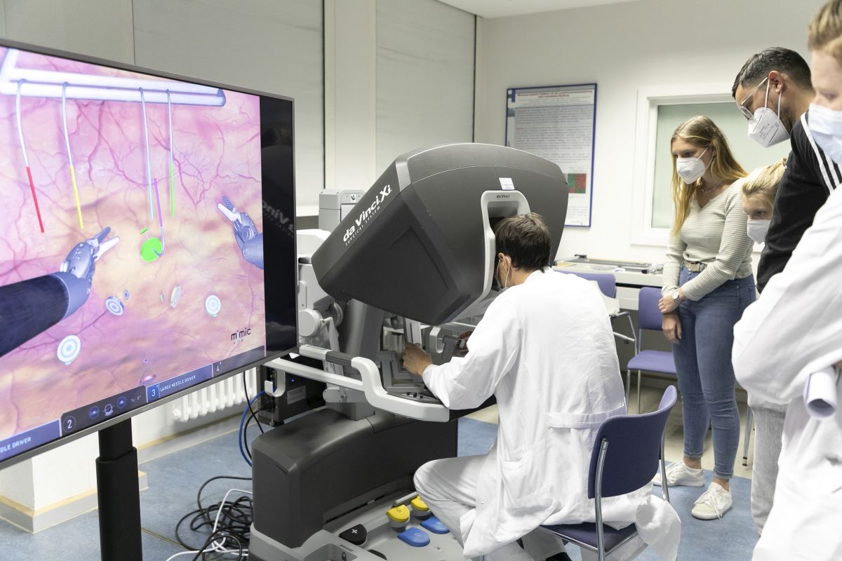 Dozent führt den OP-Roboter vor.