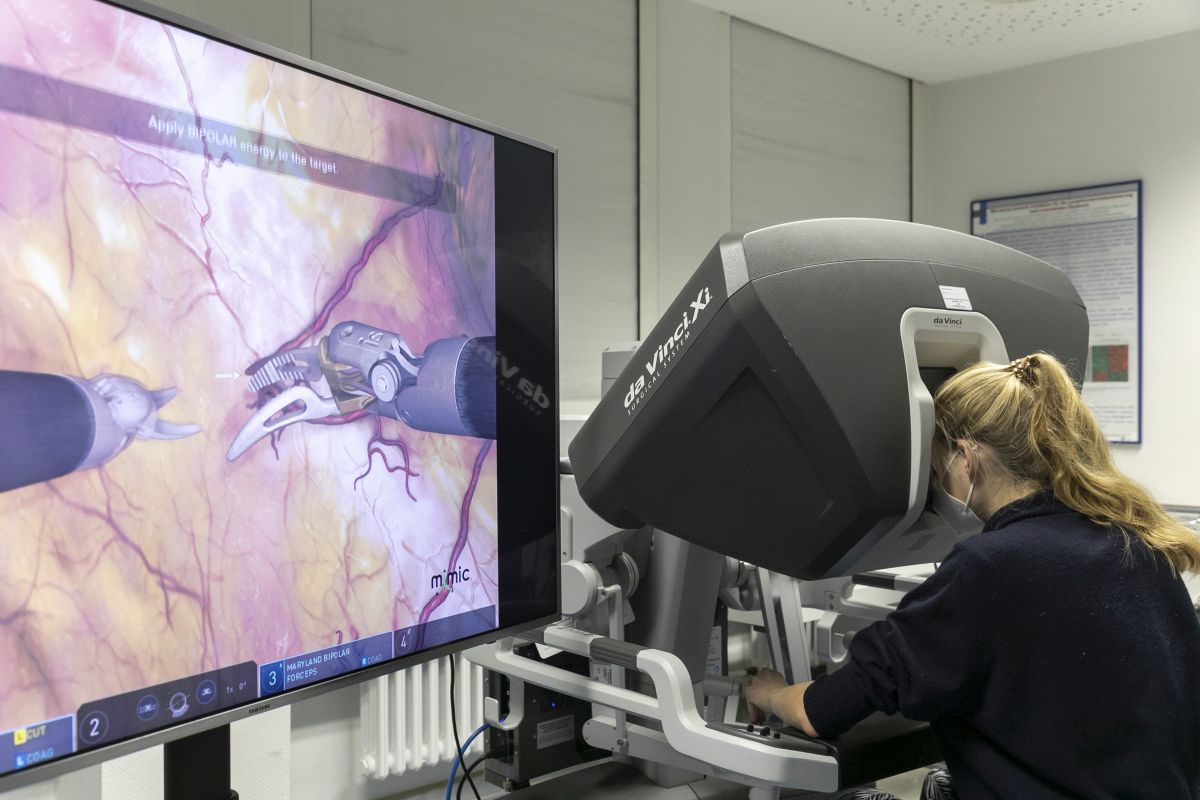 Studentin übt am OP-Roboter.