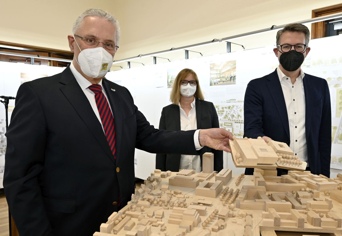 Gruppenfoto vor Modell des Hörsaalzentrums in der Henkestraße