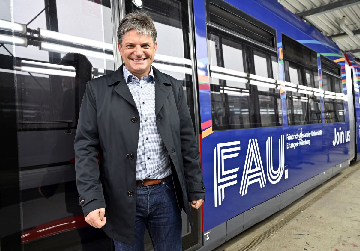FAU-Straßenbahn mit Prof. Hornegger davor