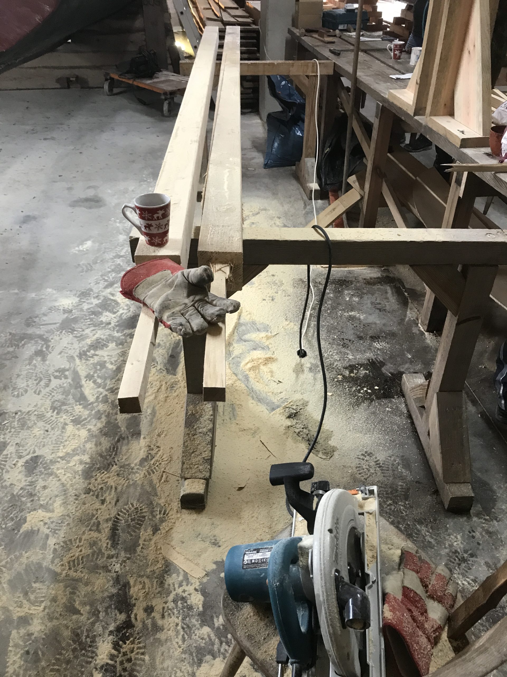 Balken auf der Kaffetasse steht und Handschuh liegt