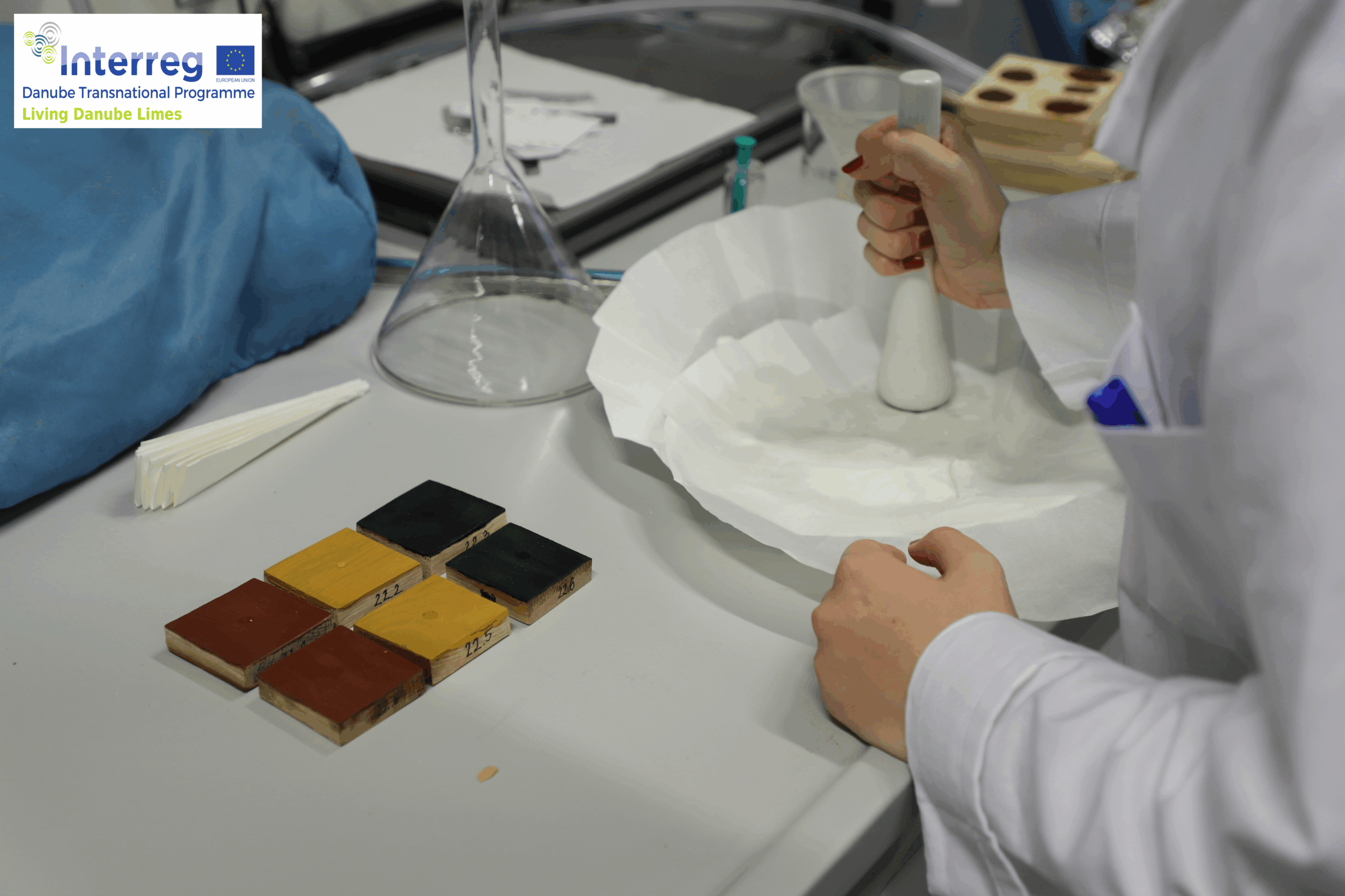 Farbe wird hergestellt.