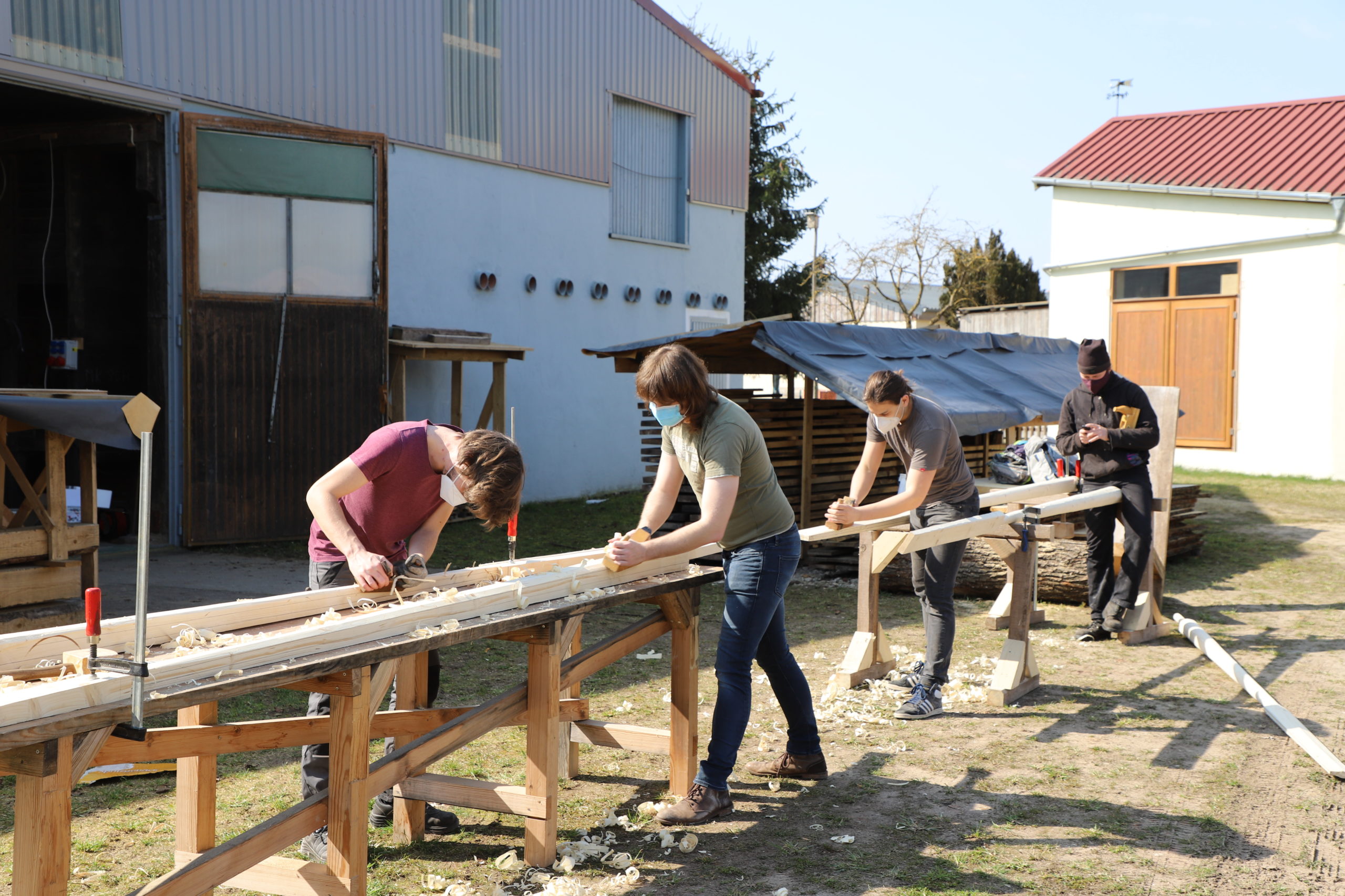 Menschen hobeln Balken