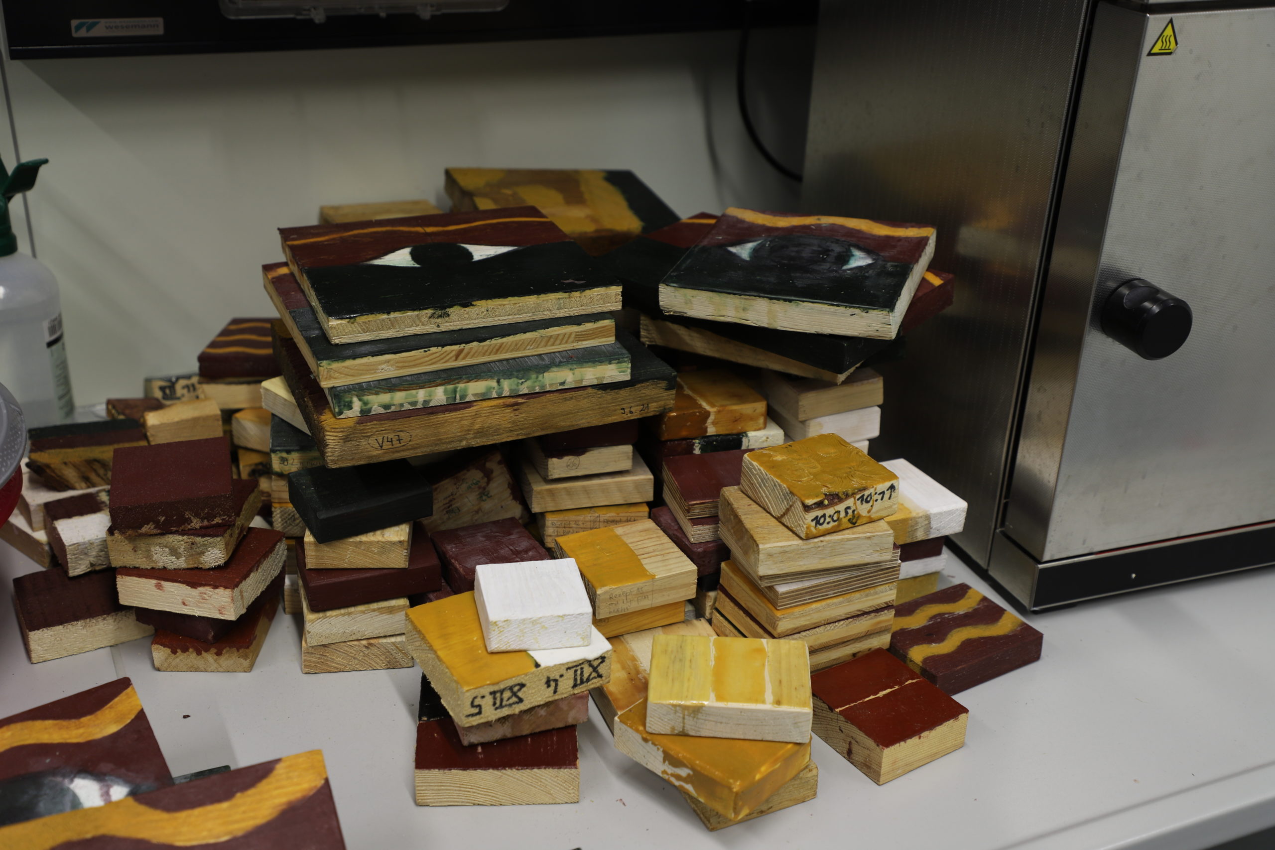 Verschiedene bemalte Holzstücke.