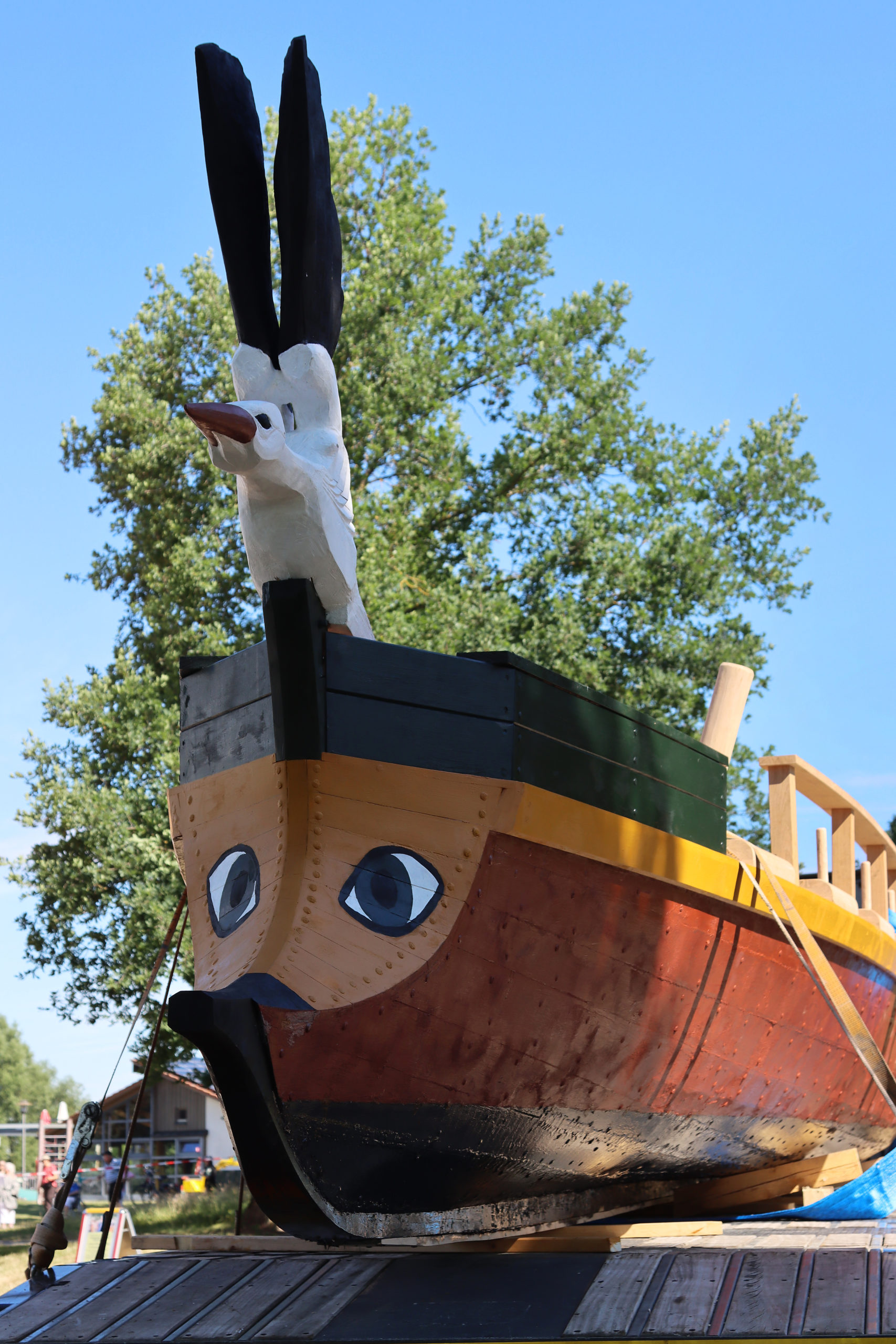 Römerboot von Hinten zeigt Augen und Storch-Holzfigur