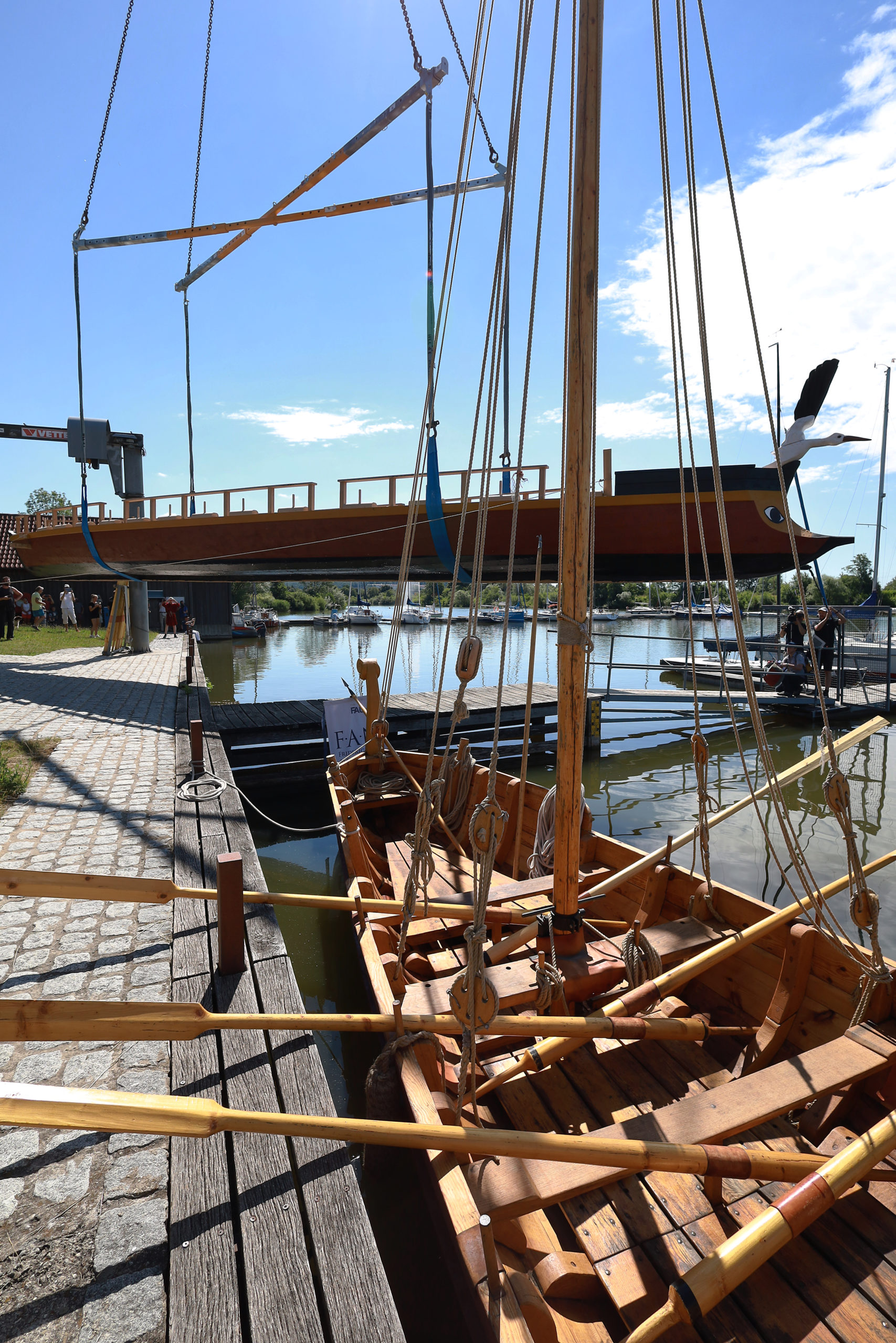 Römerboot wird zu Wasser gelassen